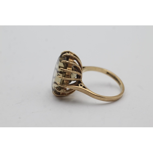 61 - 9ct gold vintage smokey quart set cocktail ring - size n1/2 (5.4g)