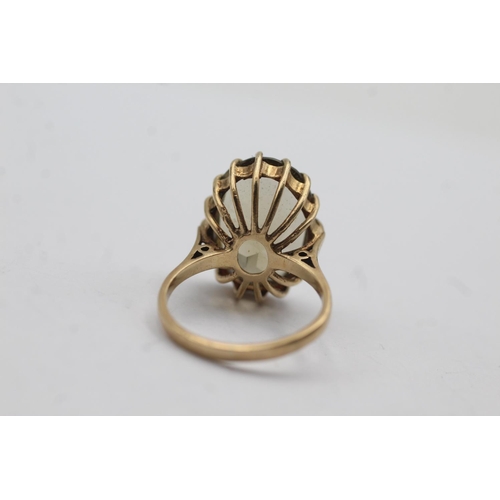 61 - 9ct gold vintage smokey quart set cocktail ring - size n1/2 (5.4g)