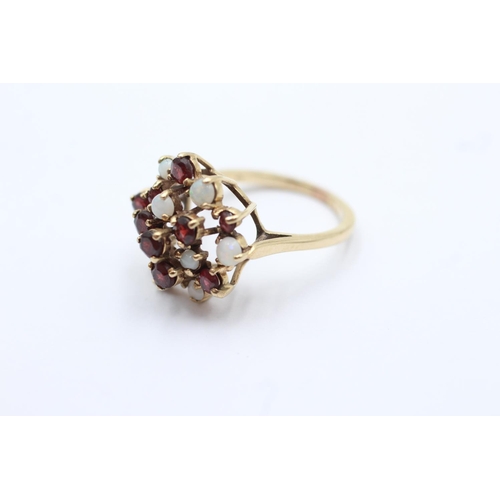 71 - 9ct gold vintage garnet and opal set cluster ring - size o (3.7g)