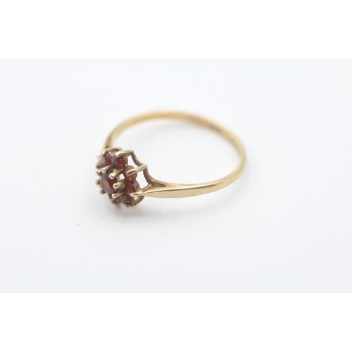 8 - 9ct gold vintage garnet cluster ring - size p (1.3g)