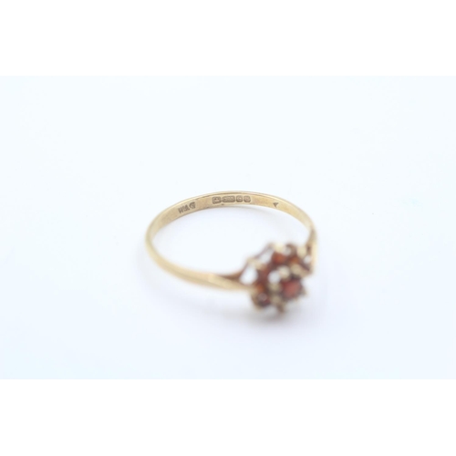 8 - 9ct gold vintage garnet cluster ring - size p (1.3g)