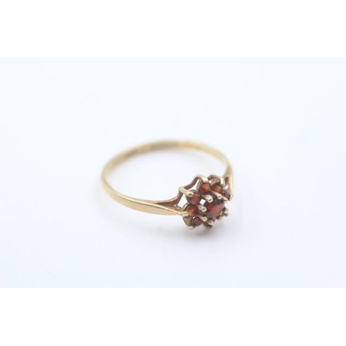 8 - 9ct gold vintage garnet cluster ring - size p (1.3g)