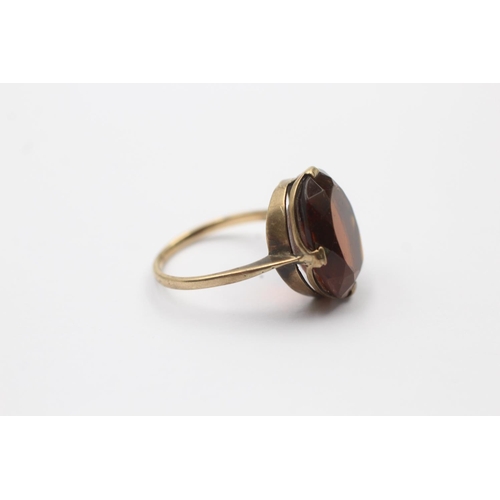 80 - 9ct gold vintage garnet set cocktail ring - size n1/2 (3.5g)