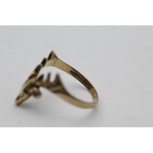 81 - 9ct gold vintage stags head ring - size r1/2 (2.2g)