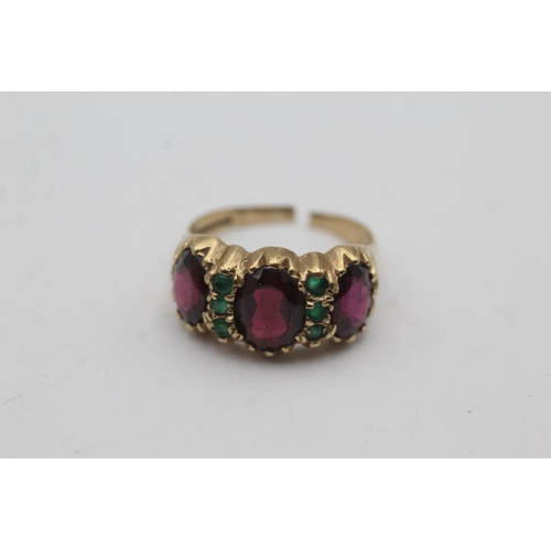 82 - 9ct gold vintage garnet and emerald set ring - size q1/2 (4.1g)