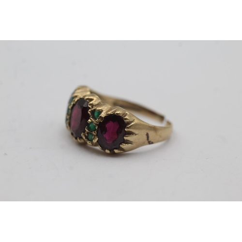 82 - 9ct gold vintage garnet and emerald set ring - size q1/2 (4.1g)