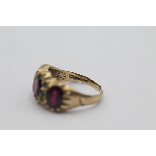 82 - 9ct gold vintage garnet and emerald set ring - size q1/2 (4.1g)