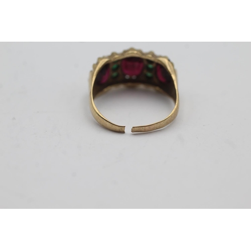 82 - 9ct gold vintage garnet and emerald set ring - size q1/2 (4.1g)