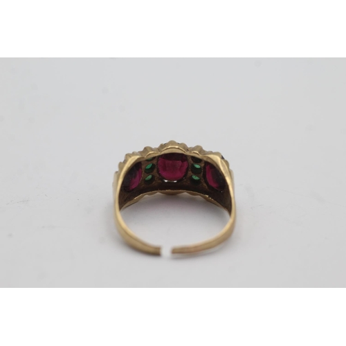 82 - 9ct gold vintage garnet and emerald set ring - size q1/2 (4.1g)