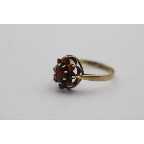 91 - 9ct gold vintage garnet cluster ring - size r (2.1g)