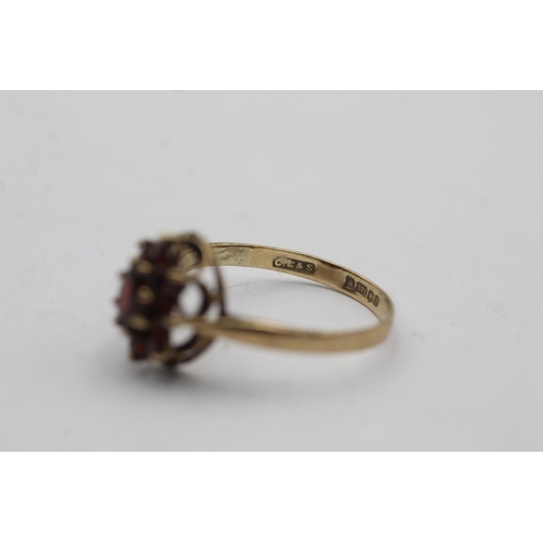 91 - 9ct gold vintage garnet cluster ring - size r (2.1g)