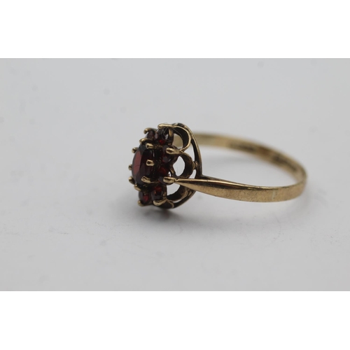 91 - 9ct gold vintage garnet cluster ring - size r (2.1g)