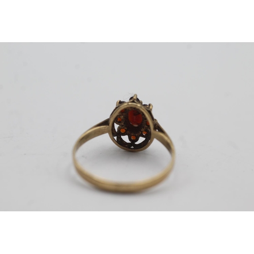 91 - 9ct gold vintage garnet cluster ring - size r (2.1g)