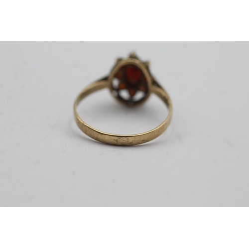 91 - 9ct gold vintage garnet cluster ring - size r (2.1g)