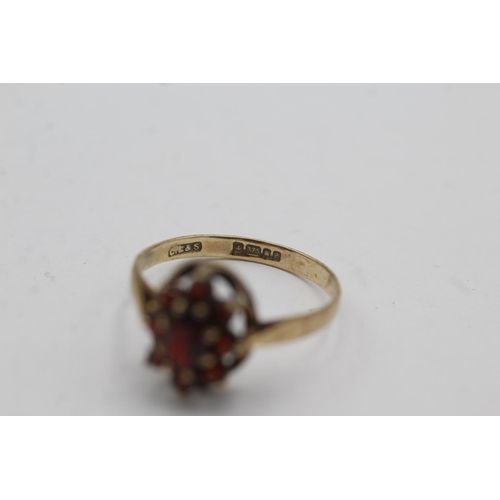 91 - 9ct gold vintage garnet cluster ring - size r (2.1g)