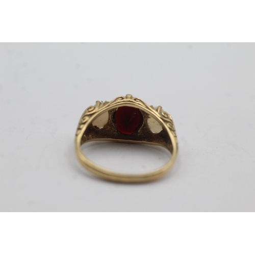 93 - 9ct gold garnet and opal set dress ring - size t (4.5g)