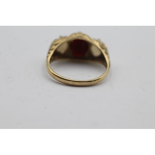 93 - 9ct gold garnet and opal set dress ring - size t (4.5g)