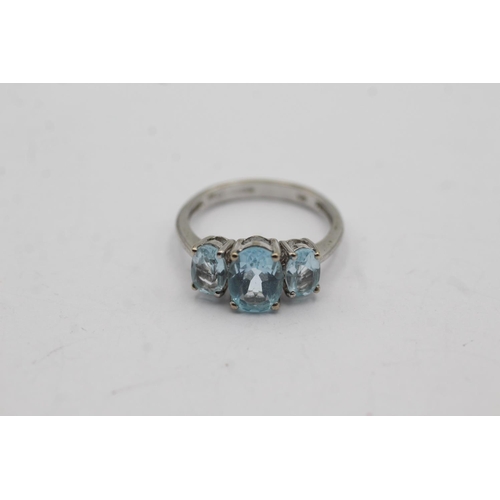 96 - 9ct white gold aquamarine set trilogy ring - size l (2.5g)