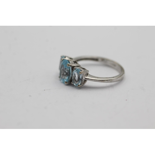 96 - 9ct white gold aquamarine set trilogy ring - size l (2.5g)