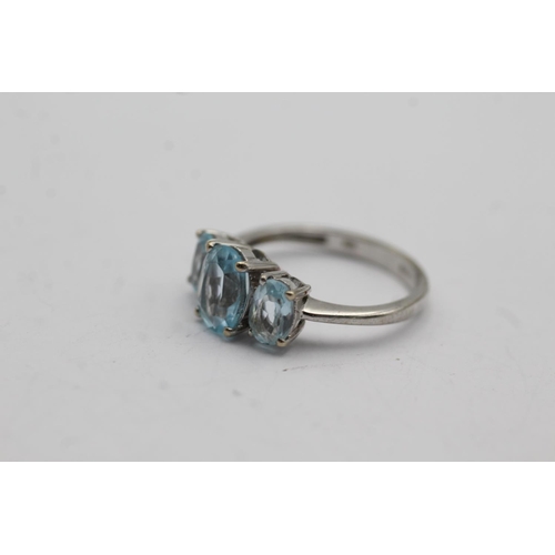 96 - 9ct white gold aquamarine set trilogy ring - size l (2.5g)