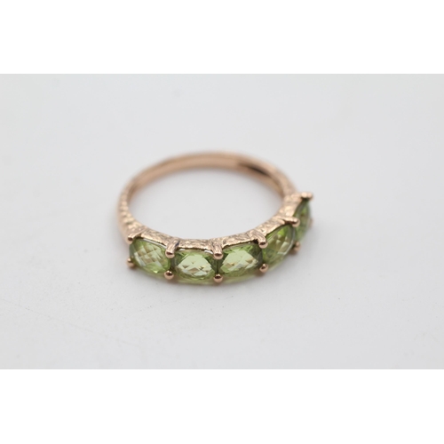 10 - 9ct gold peridot 5 stone dress ring (2.5g)