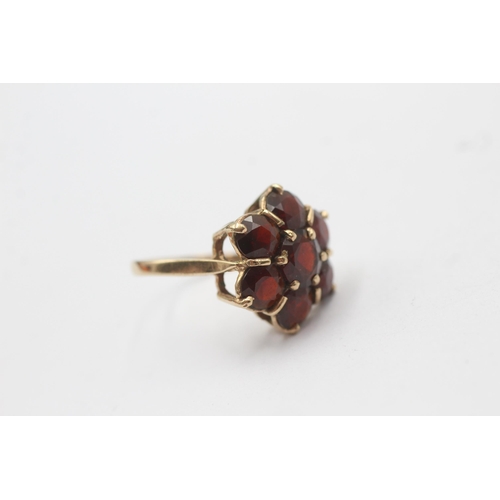 111 - 9ct gold garnet cocktail ring (3.5g) size  P