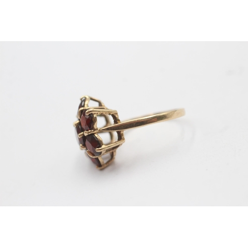 111 - 9ct gold garnet cocktail ring (3.5g) size  P