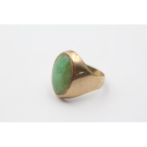 125 - 9ct gold jade signet ring (3.9g) size  K