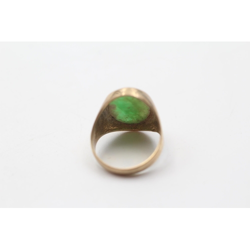 125 - 9ct gold jade signet ring (3.9g) size  K