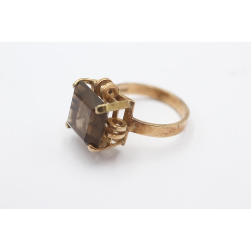 127 - 9ct gold vintage claw set smokey quartz ring (4.8g) size  N