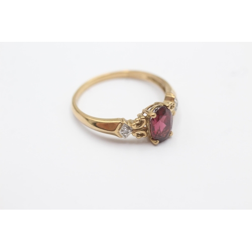 129 - 9ct gold diamond and garnet dress ring (2.8g) size  V