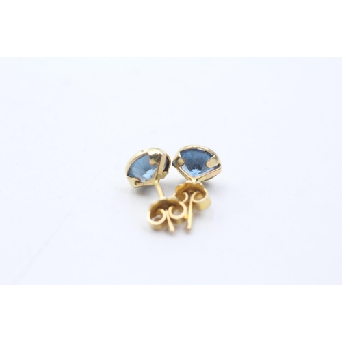 131 - 14ct gold paired synthetic spinel stud earrings (1.7g)