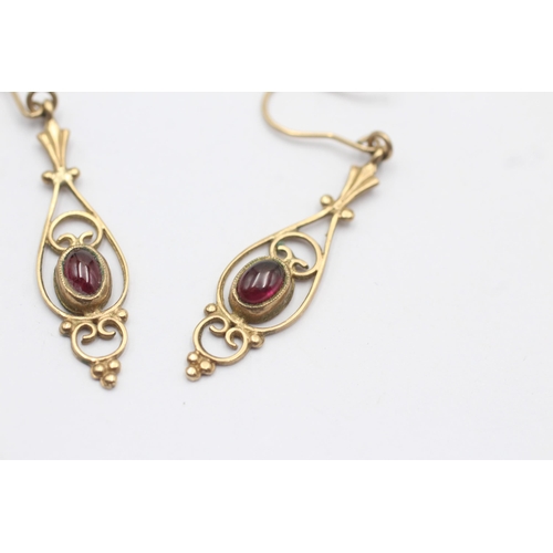 157 - 9ct gold paired garnet openwork drop earrings (2.4g)