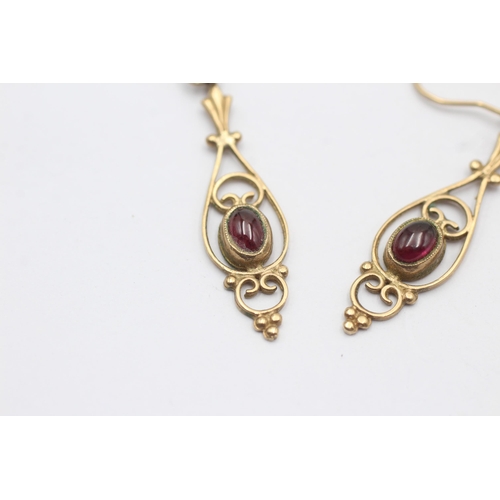 157 - 9ct gold paired garnet openwork drop earrings (2.4g)