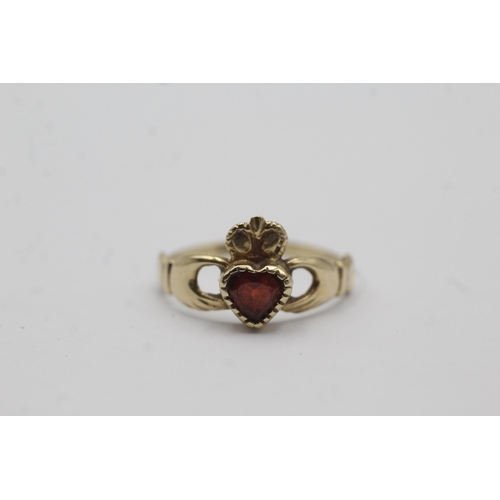 158 - 9ct gold vintage garnet Claddagh ring (1.4g) size  M