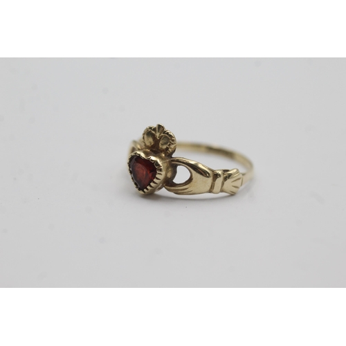 158 - 9ct gold vintage garnet Claddagh ring (1.4g) size  M