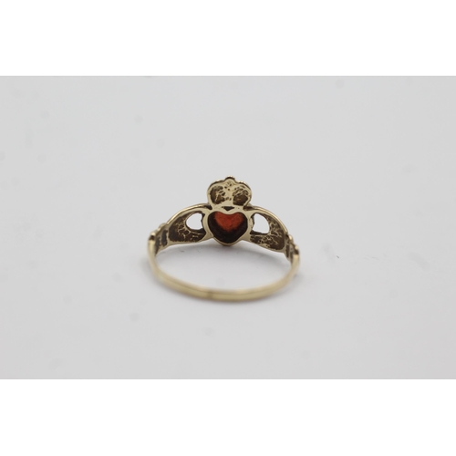 158 - 9ct gold vintage garnet Claddagh ring (1.4g) size  M