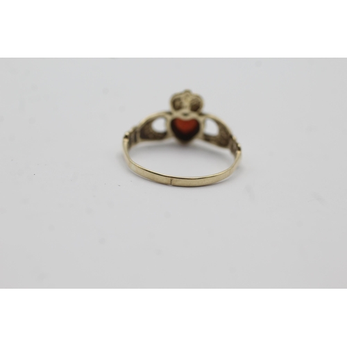 158 - 9ct gold vintage garnet Claddagh ring (1.4g) size  M