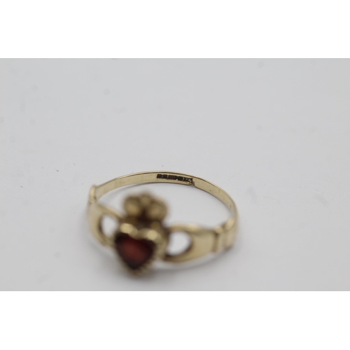 158 - 9ct gold vintage garnet Claddagh ring (1.4g) size  M