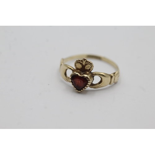 158 - 9ct gold vintage garnet Claddagh ring (1.4g) size  M