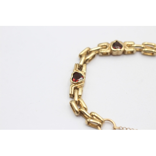 16 - 9ct gold heart-shaped garnet fancy link bracelet with heart padlock (14.5g)