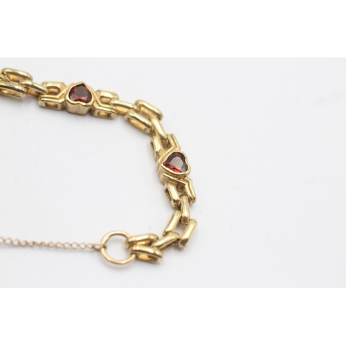 16 - 9ct gold heart-shaped garnet fancy link bracelet with heart padlock (14.5g)