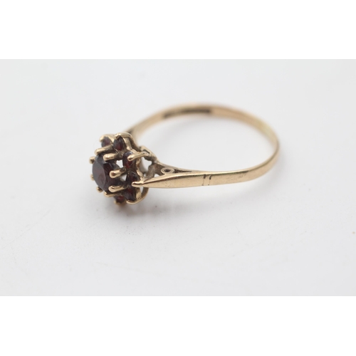 175 - 9ct gold vintage garnet floral cluster ring (2.3g) size  R