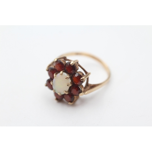 18 - 9ct gold garnet & opal oval halo ring (3g) size  N