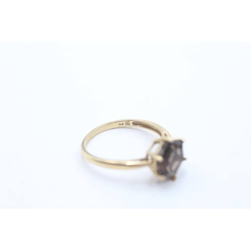 195 - 9ct gold smokey quartz hexagon solitaire ring (3g) size  V