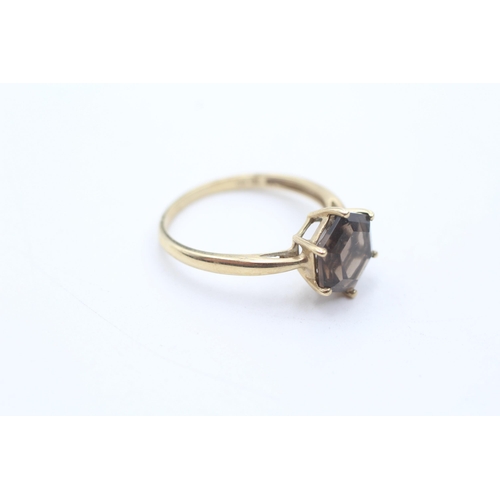 195 - 9ct gold smokey quartz hexagon solitaire ring (3g) size  V