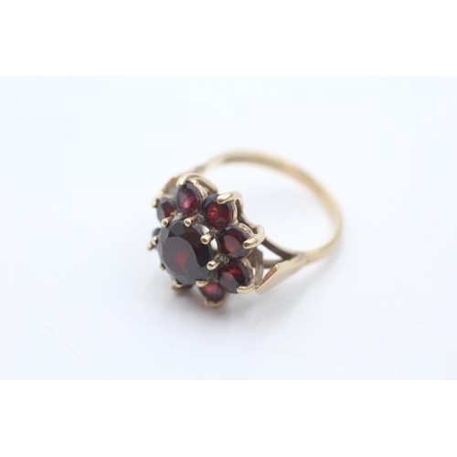 199 - 9ct gold vintage garnet floral cluster ring (4.8g) size  P