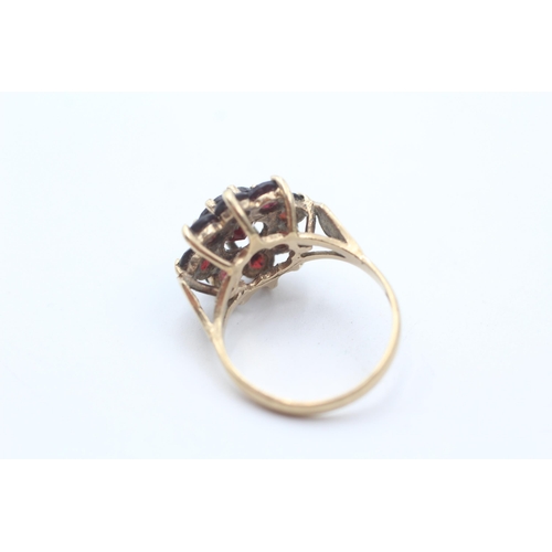 199 - 9ct gold vintage garnet floral cluster ring (4.8g) size  P