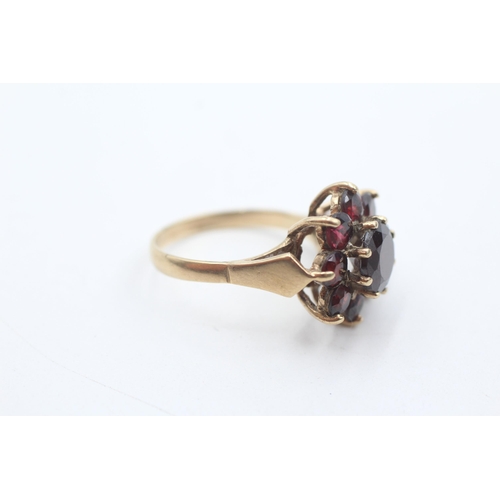 199 - 9ct gold vintage garnet floral cluster ring (4.8g) size  P