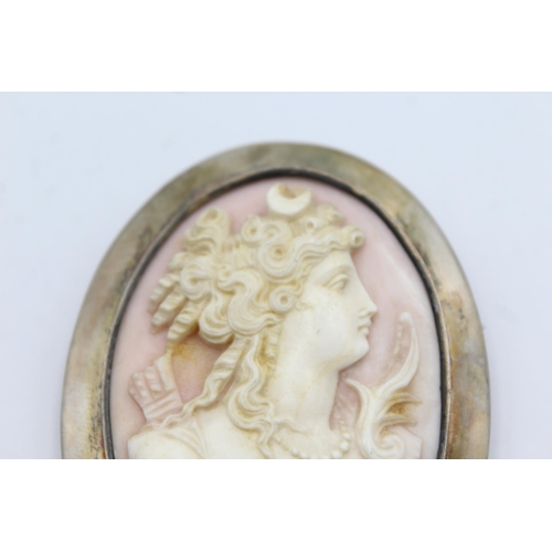 219 - An Antique Silver Carved Shell Cameo Brooch Depicting Nyx